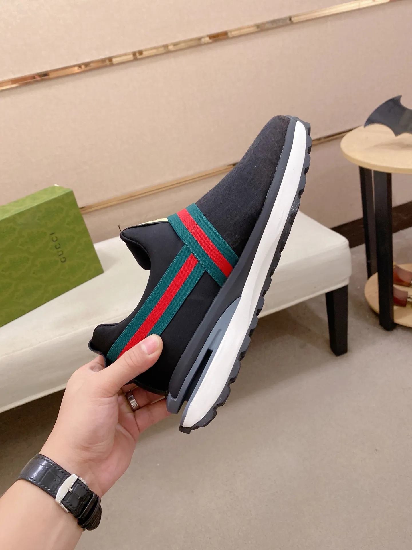 Factory price: 462💰 (GUCCI) The latest 🎁🎁casual and fashionable men's shoes👟 from the official website, hot style 💥 style is simple and elegant, exclusive for trendy men. Unique latest brand elements from the official website 👑original decoration, fashionable and generous, original fabric ✅breathable stretch cloth lining, official website designated wear-resistant casual outsole, classic model taken at the counter in kind🎬38-44 (45 is not returnable and non-refundable)